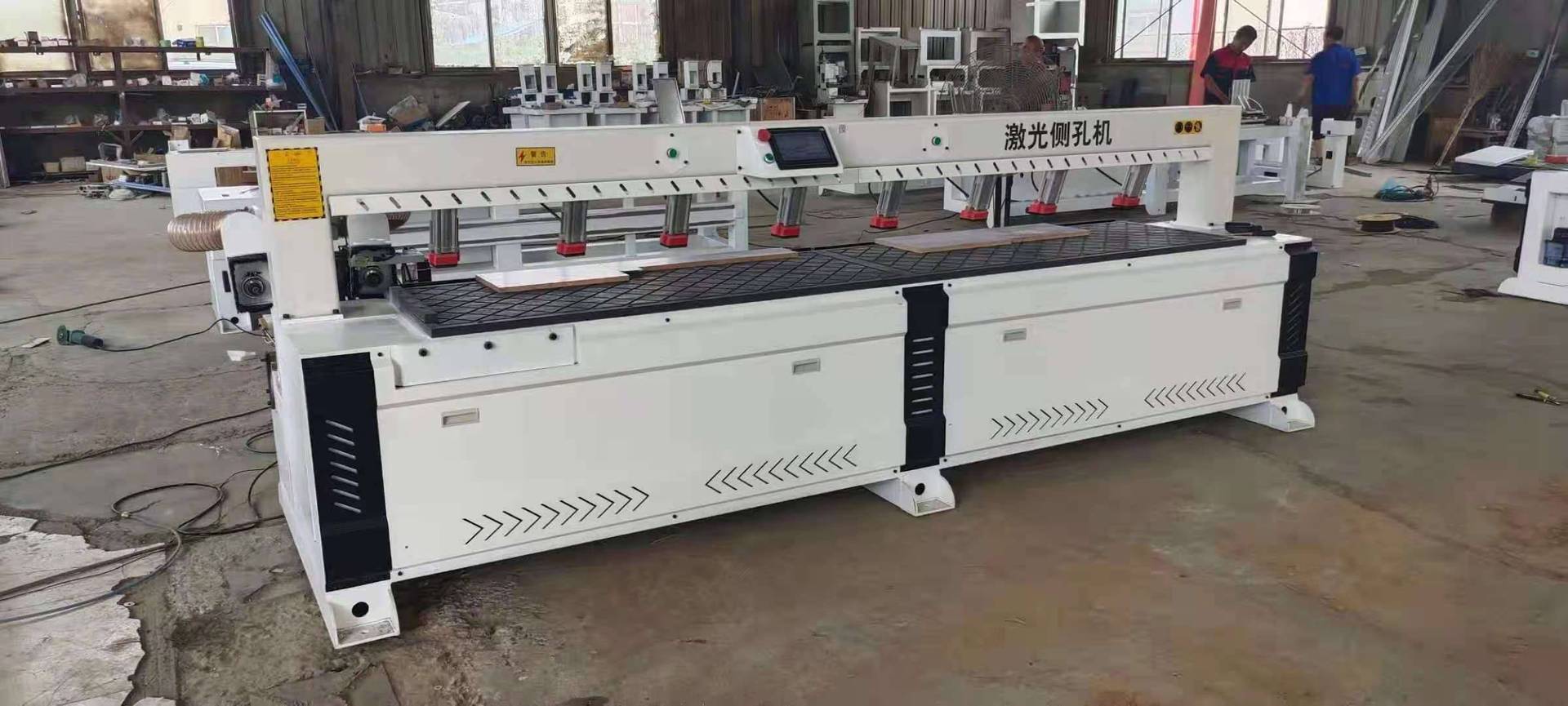 森森(山東)門業 激光側孔機技術助力木門產業升級與精準加工